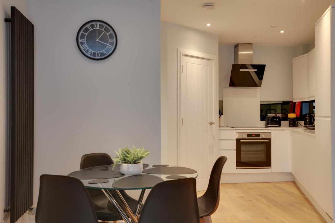 New London Life Executive Apartments Челмсфорд Екстериор снимка