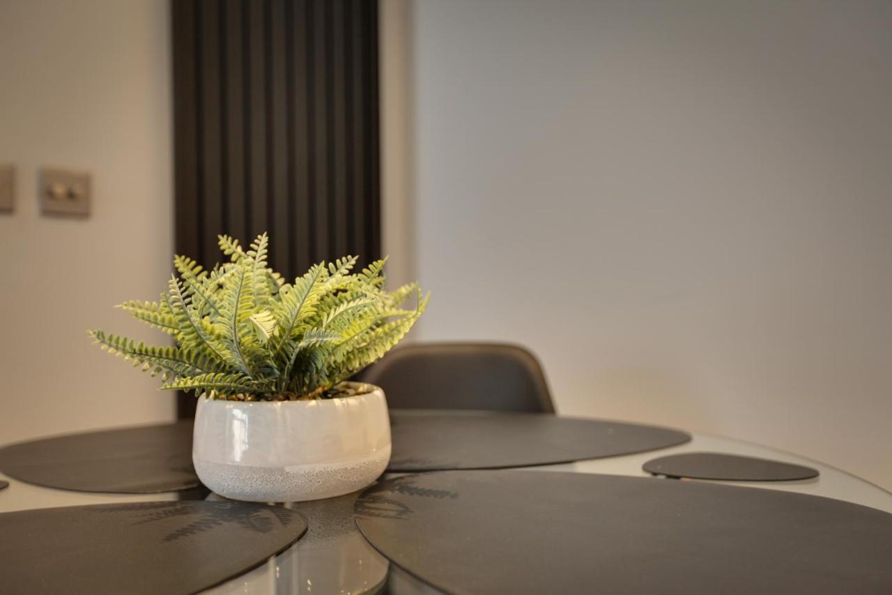 New London Life Executive Apartments Челмсфорд Екстериор снимка